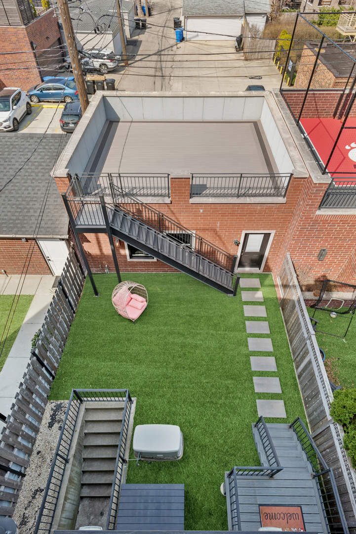 1460 West Byron Street Chicago, IL 60613 - Photo 33 of 33 a view of a backyard with sitting area
