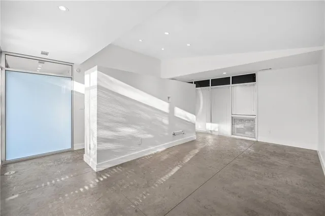 a view of a big room with closet and windows