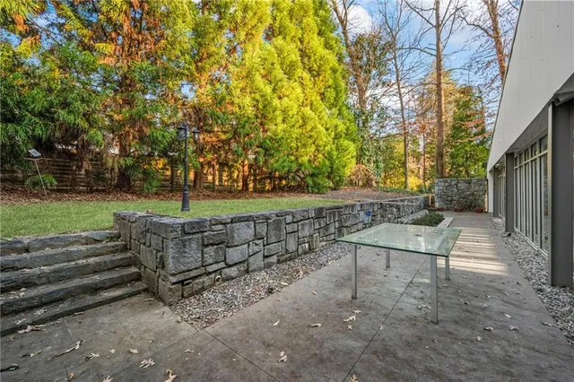 a bench is sitting in the middle of a yard