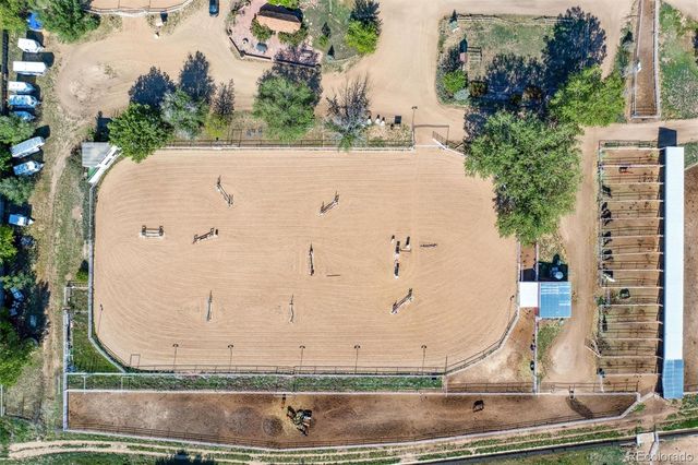 a view of backyard of the house