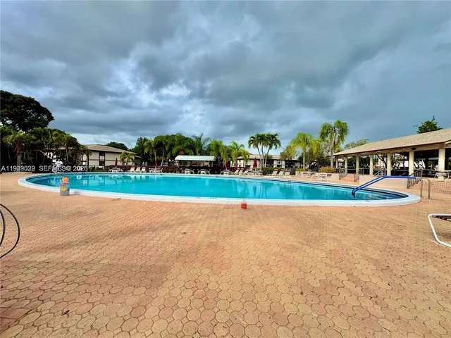 a view of a back yard