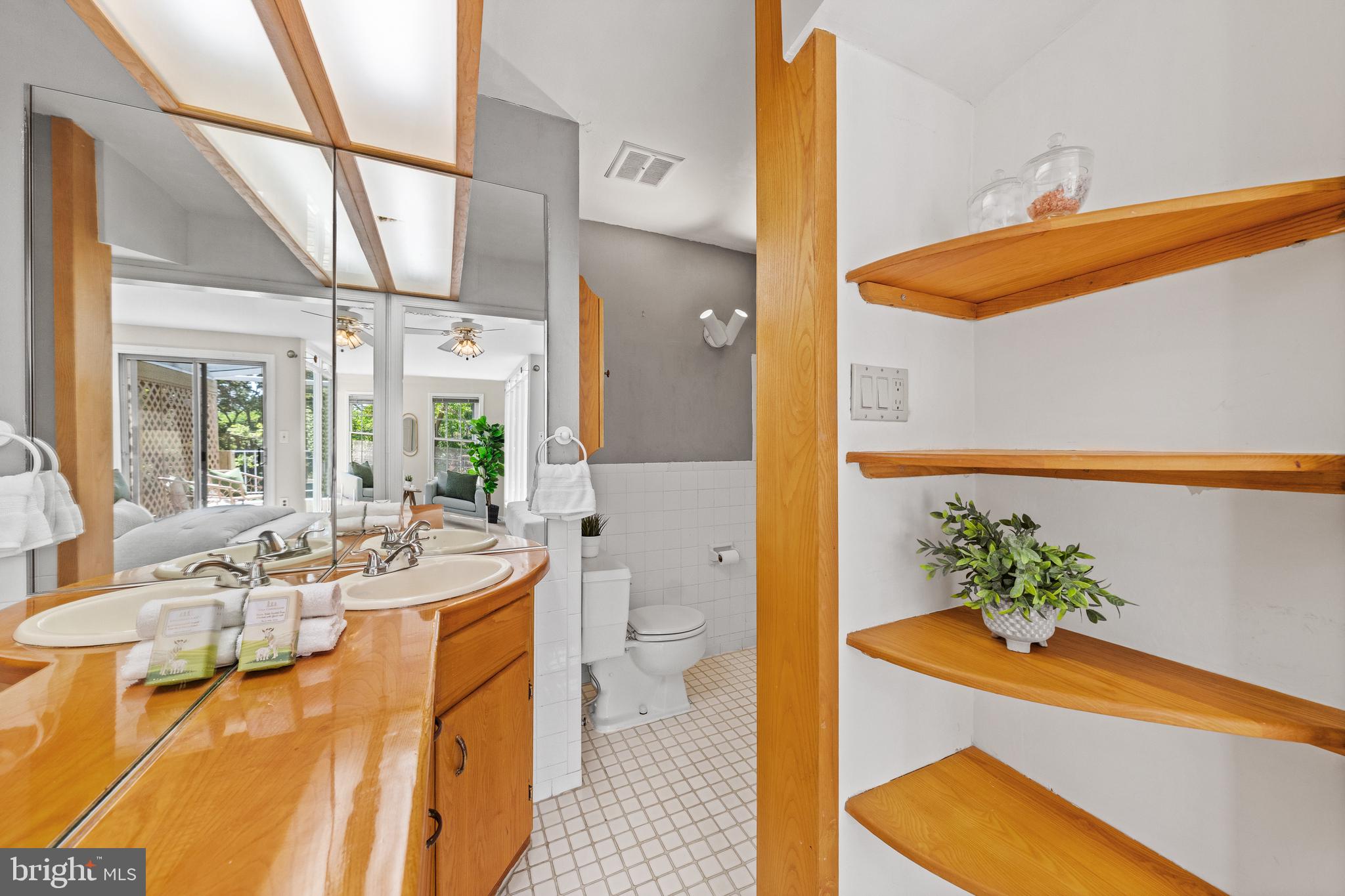 413 D Street Southeast Washington, DC 20003 - Photo 29 of 41 Primary En-Suite #1