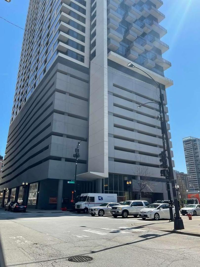 235 West Van Buren Street, Unit 1702 Chicago, IL 60607 - Photo 1 of 1 a building view
