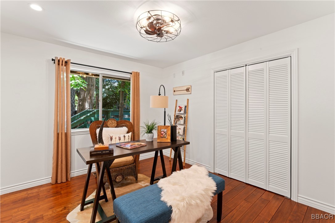 371 Maple Drive Lake Arrowhead, CA 92352 - Photo 21 of 50 a view of a livingroom with furniture and wooden floor