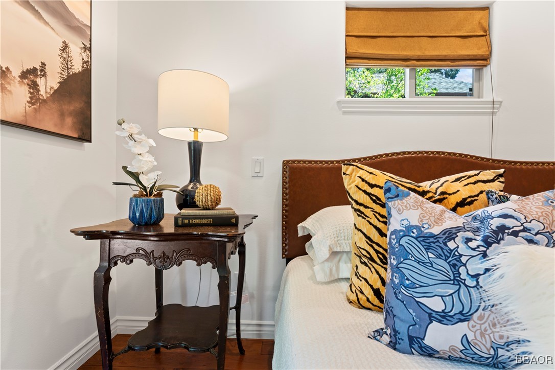 371 Maple Drive Lake Arrowhead, CA 92352 - Photo 29 of 50 a bedroom with a bed and a table