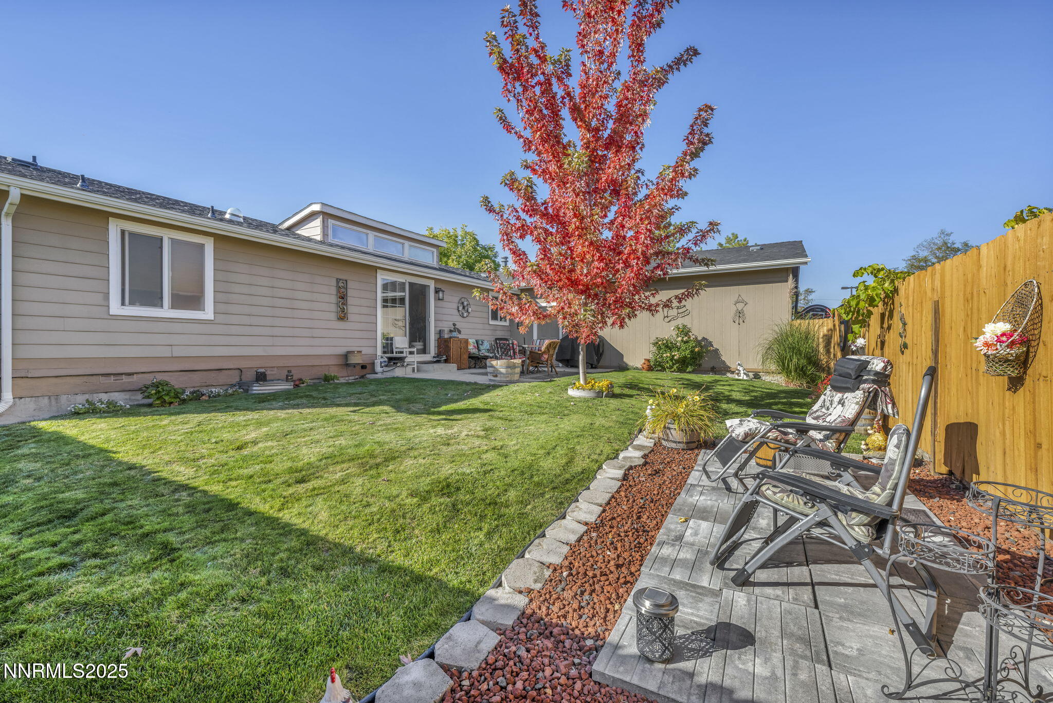 110 Platinum Pointe Way Reno, NV 89506 - Photo 8 of 39 a backyard of a house with table and chairs