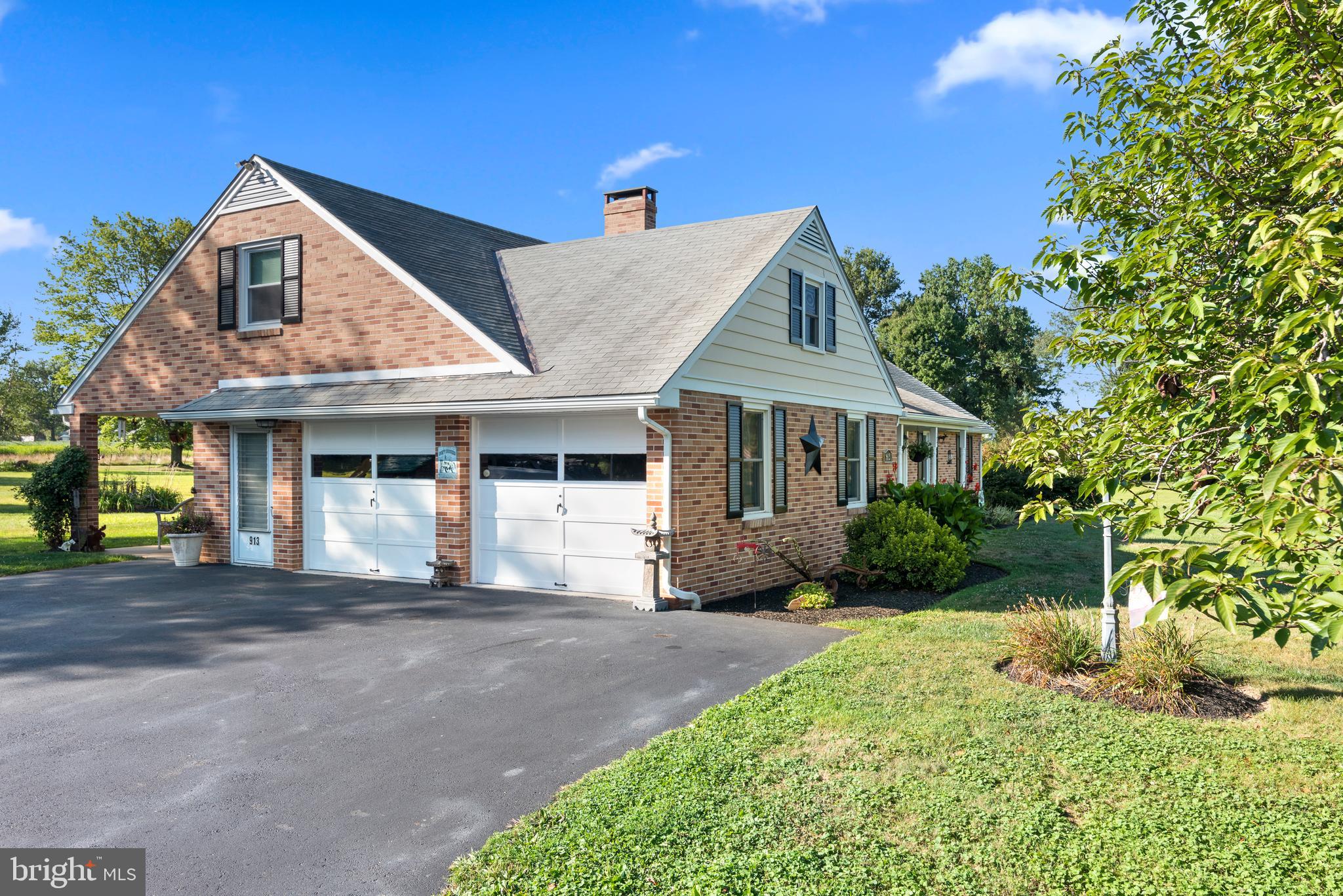 913 Quarry Road Perkasie, PA 18944 - Photo 4 of 35 Side 2-car oversized garage