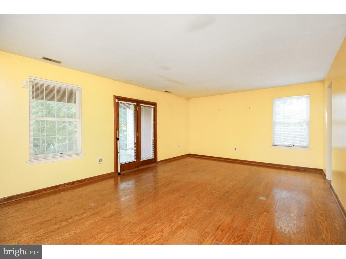 8 Summit Court Clementon, NJ 08021 - Photo 3 of 25 Living Room