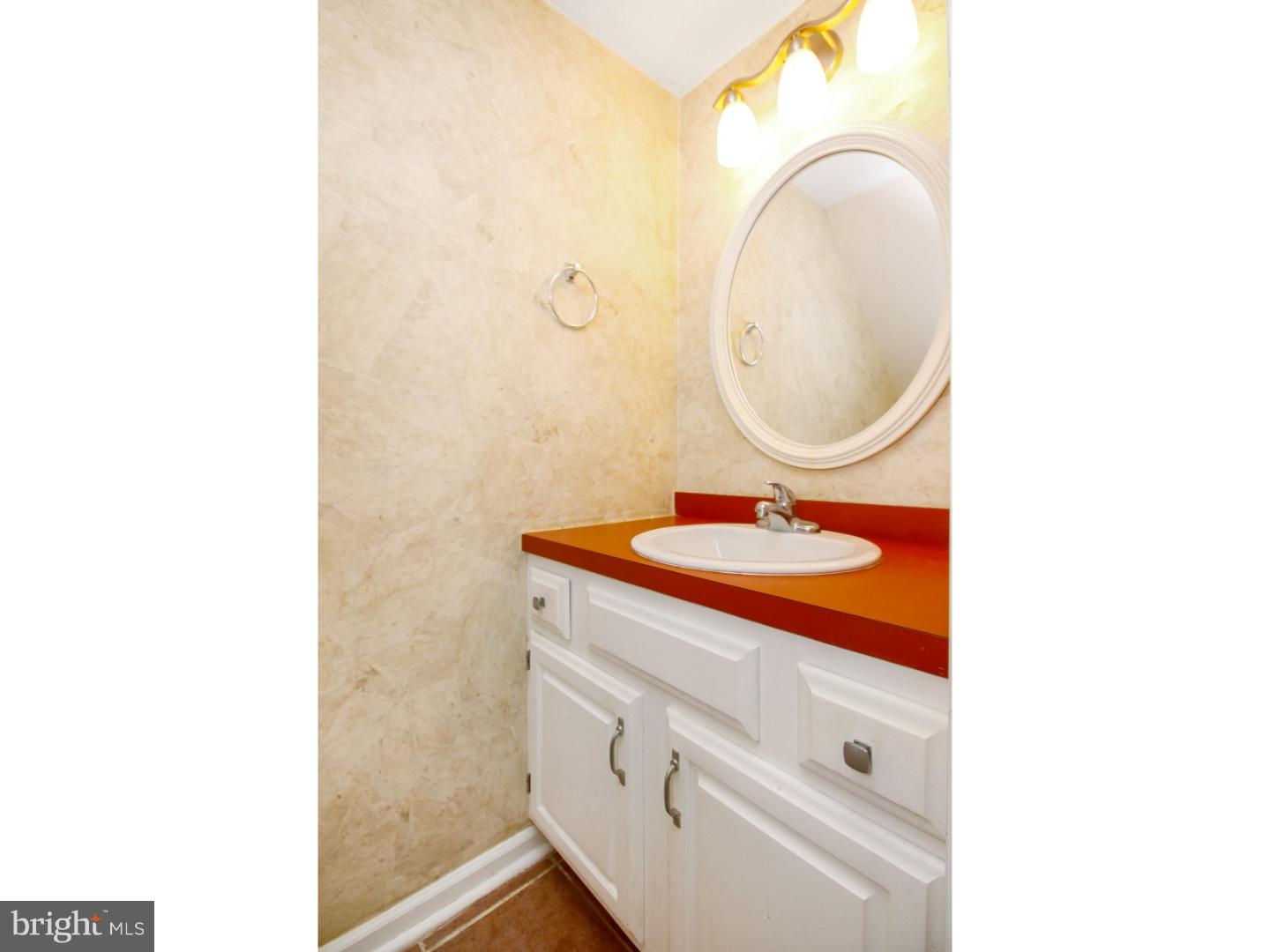 8 Summit Court Clementon, NJ 08021 - Photo 22 of 25 Bathroom