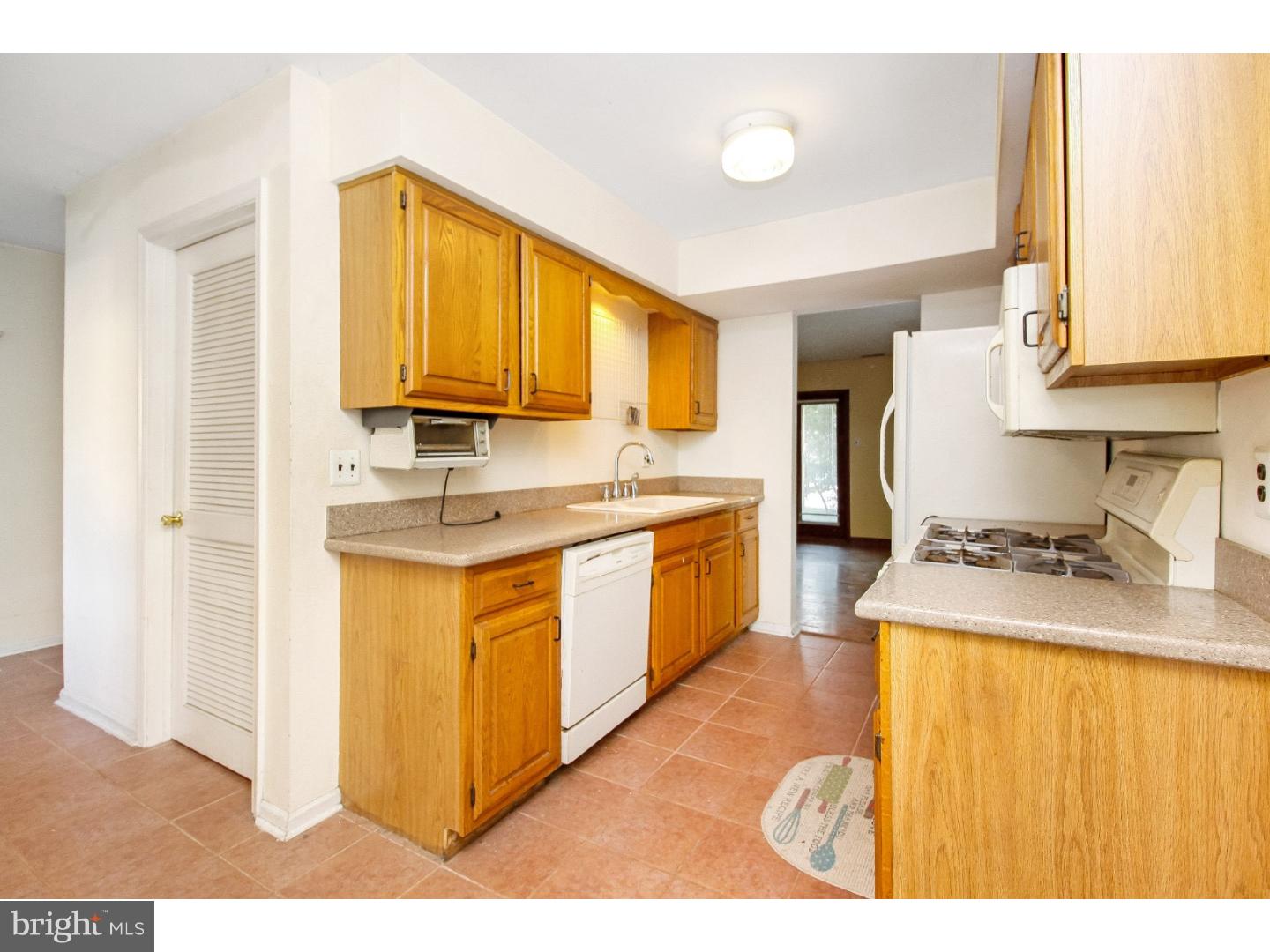 8 Summit Court Clementon, NJ 08021 - Photo 8 of 25 Kitchen