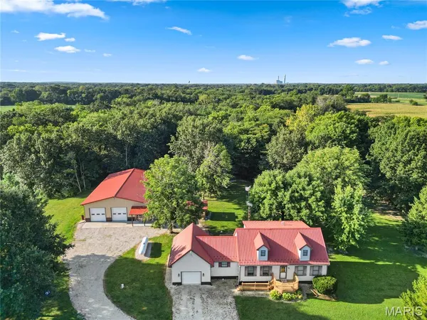 $425,000 | 16370 Old Cemetery Trail, Coffeen, IL 62017
