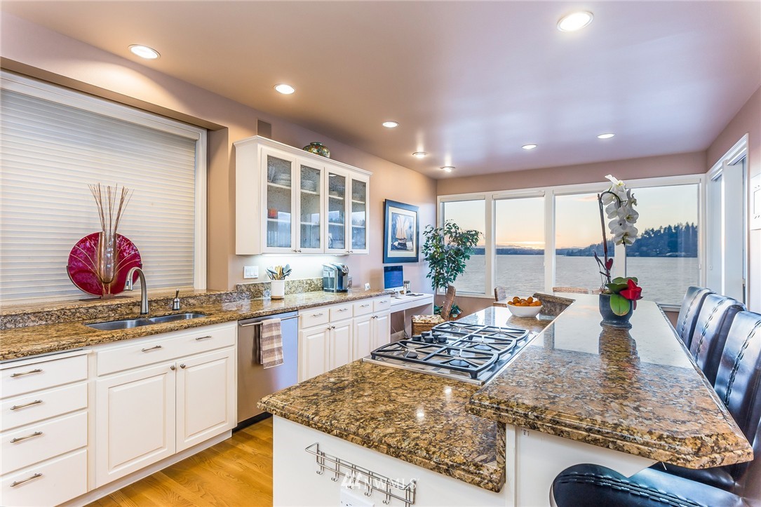 3713 Lake Washington Boulevard North Renton, WA 98056 - Photo 11 of 25