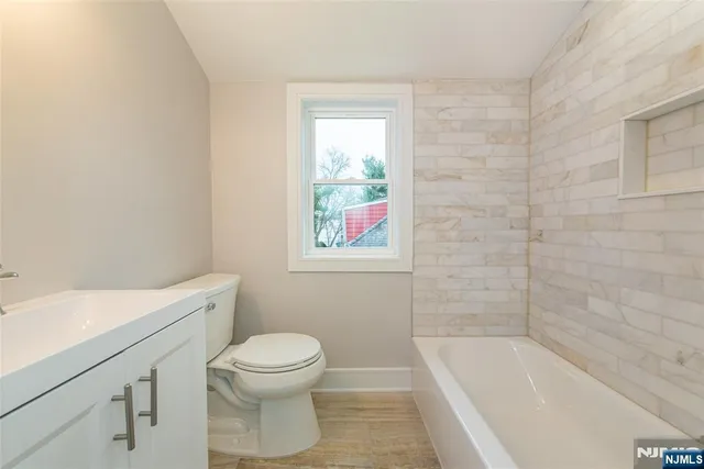 $999,999 | 86 Lake Drive West, Wayne, NJ 07470