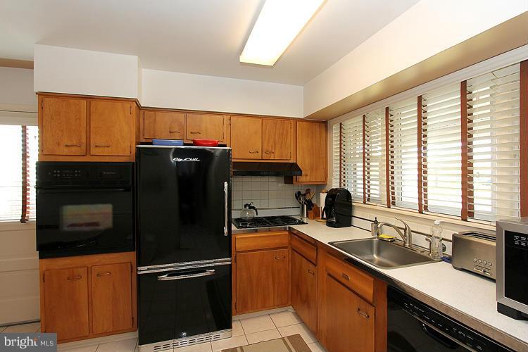 7520 Piney Branch Road Silver Spring, MD 20910 - Photo 9 of 30 Kitchen