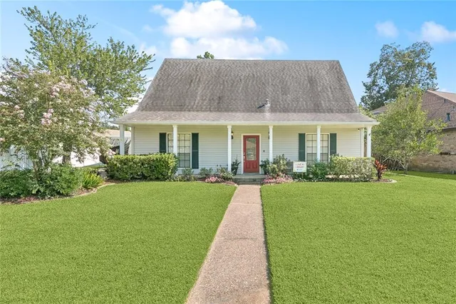 $359,900 | 24 Myrtle Hill Drive, Destrehan, LA 70047