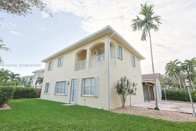 $1,899,900 | 6853 Northwest 113th Place, Doral, FL 33178