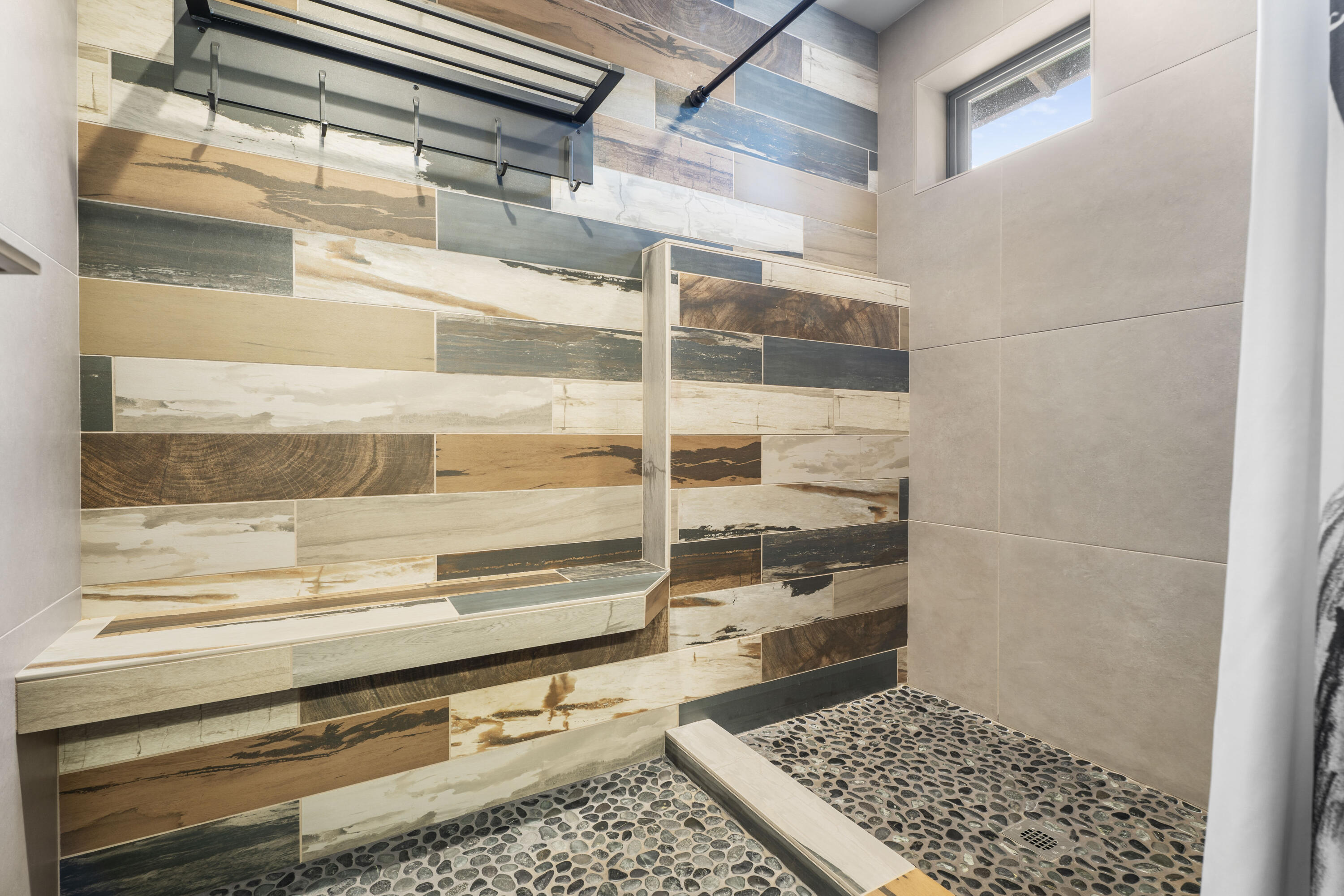 56641 Sunstone Loop, Unit 135 Bend, OR 97707 - Photo 43 of 62 Hallway Bathroom