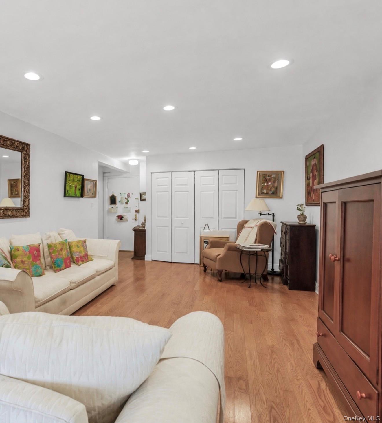 25 Canterbury Road, Unit 1M Great Neck, NY 11021 - Photo 6 of 21