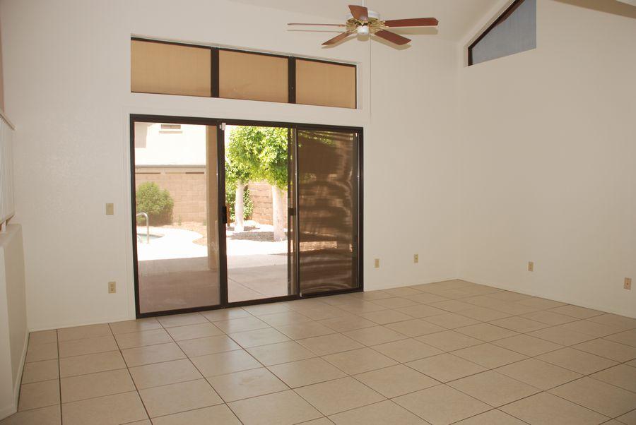 556 West Silver Creek Road Gilbert, AZ 85233 - Photo 4 of 6 LARGE FAMILY ROOM
