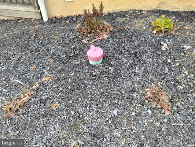 a picture of a wall with a bench