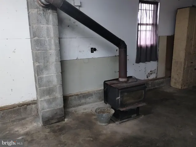 a view of entryway with a front door