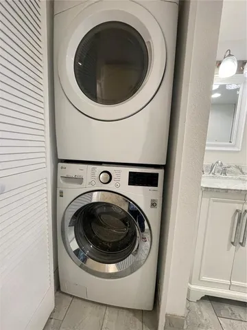 a close up view of a washer and dryer