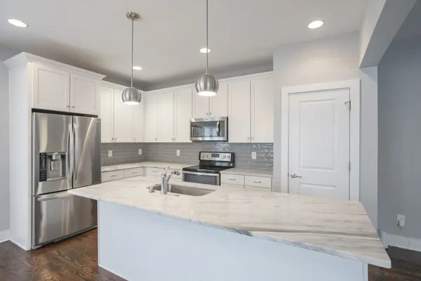 $2,400 | 2020 14th Avenue North, Nashville, TN 37208