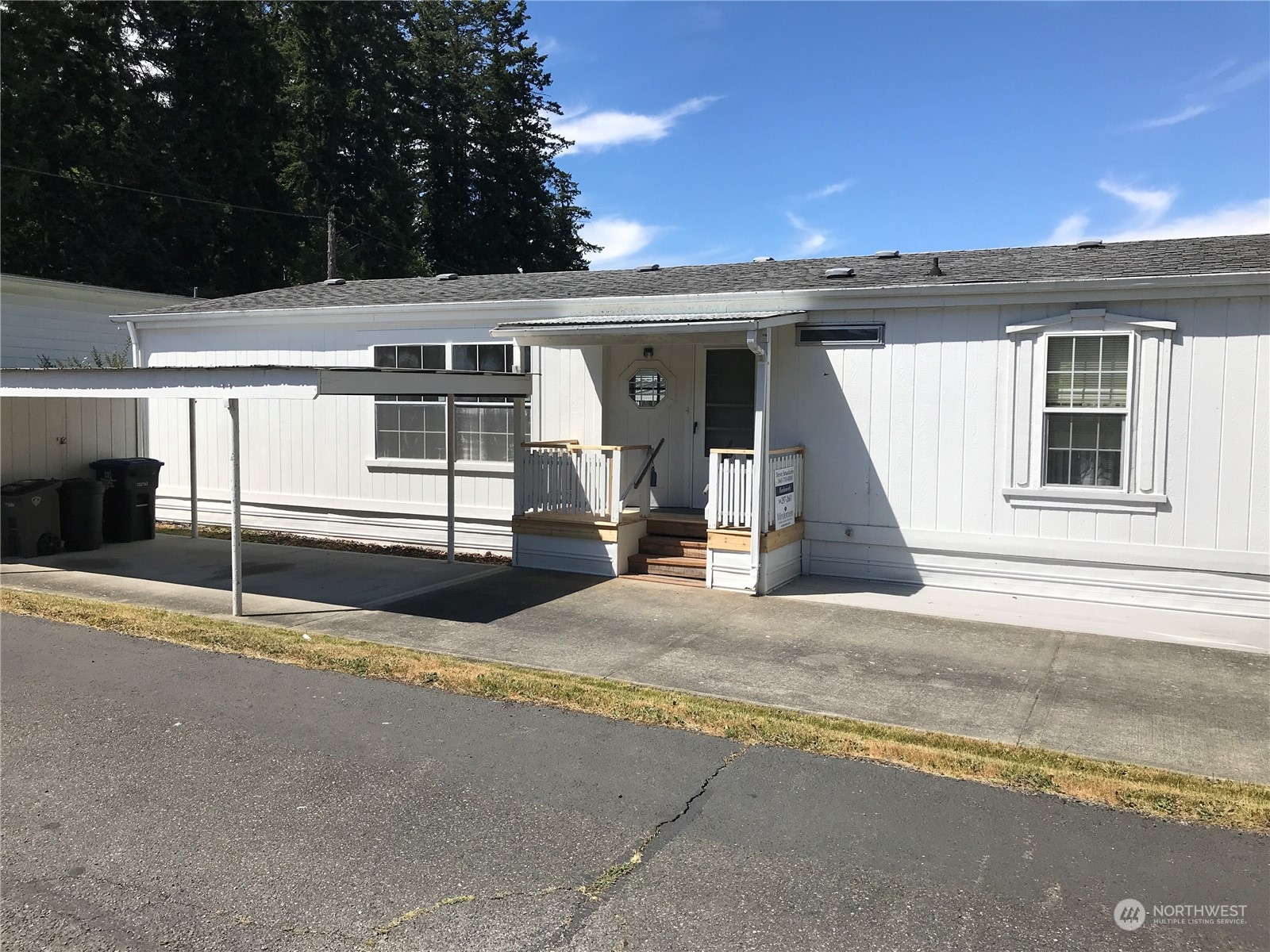a view of a terrace with a outdoor space