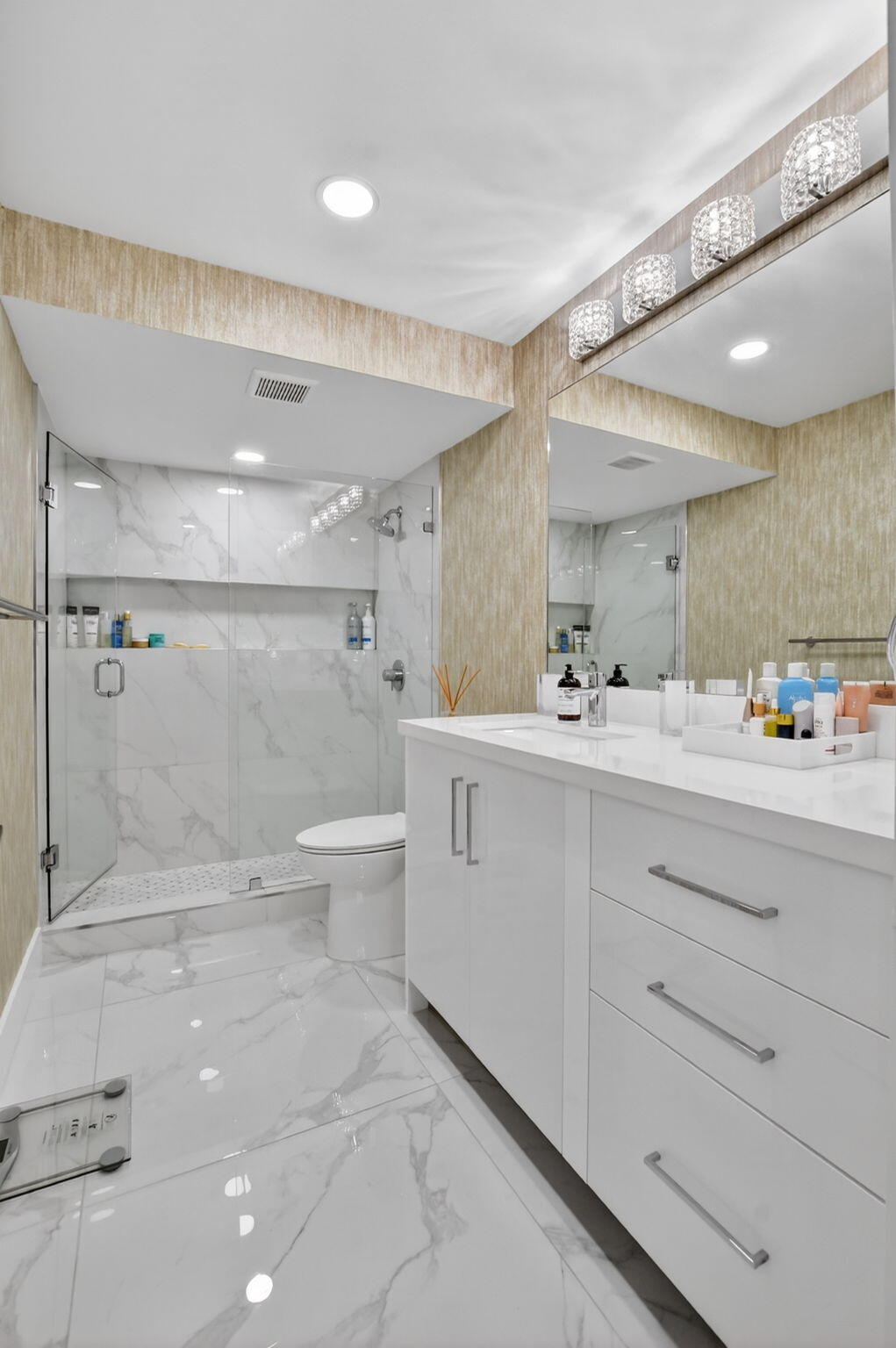 7738 Lakeside Boulevard, Unit 362 Boca Raton, FL 33434 - Photo 23 of 90 Main bathroom