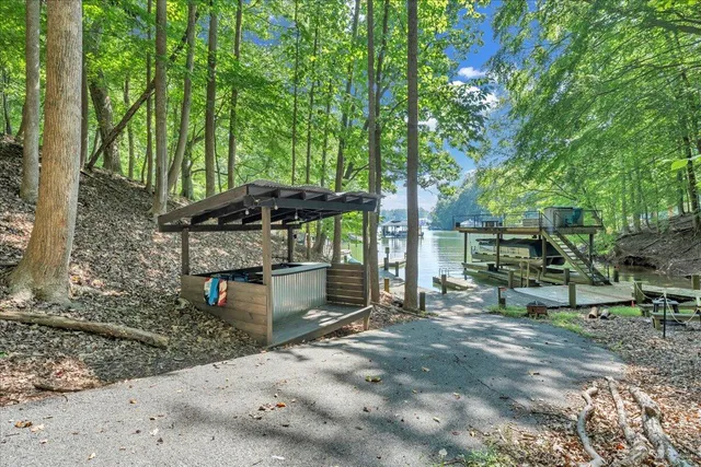 a view of a backyard