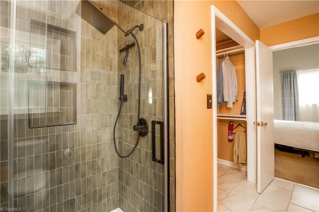 7381 Oak Bucket Road Thomasville, NC 27360 - Photo 24 of 34 Ensuite for primary