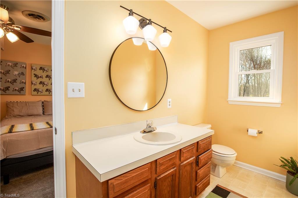 7381 Oak Bucket Road Thomasville, NC 27360 - Photo 30 of 34 Jack & Jill bath