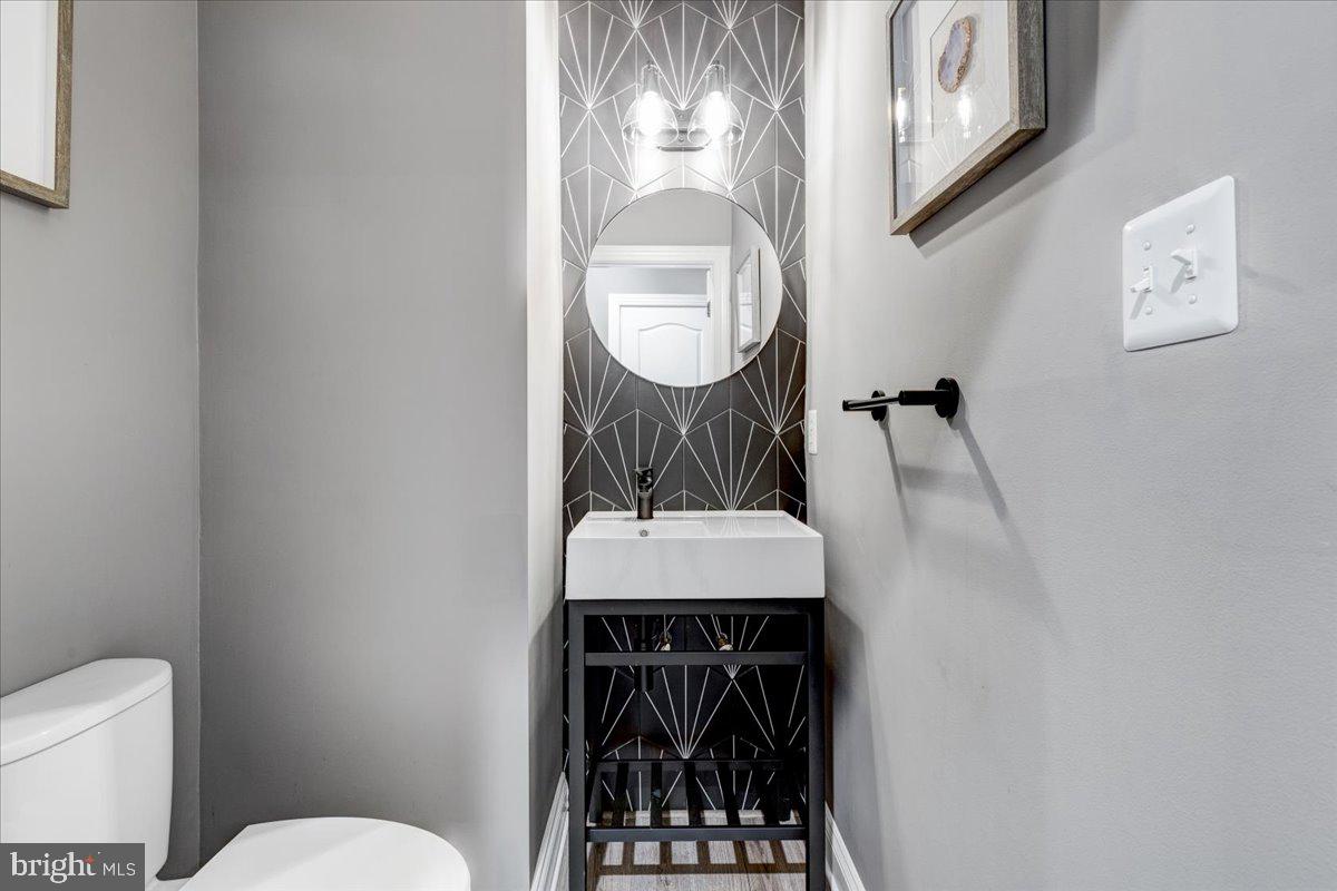 43501 Monarch Beach Square Leesburg, VA 20176 - Photo 22 of 43 a bathroom with a toilet a sink and mirror