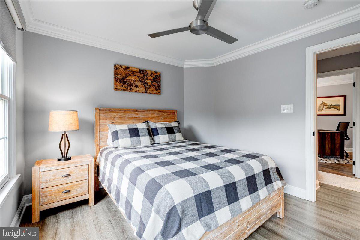 43501 Monarch Beach Square Leesburg, VA 20176 - Photo 25 of 43 a bedroom with a bed and lamp