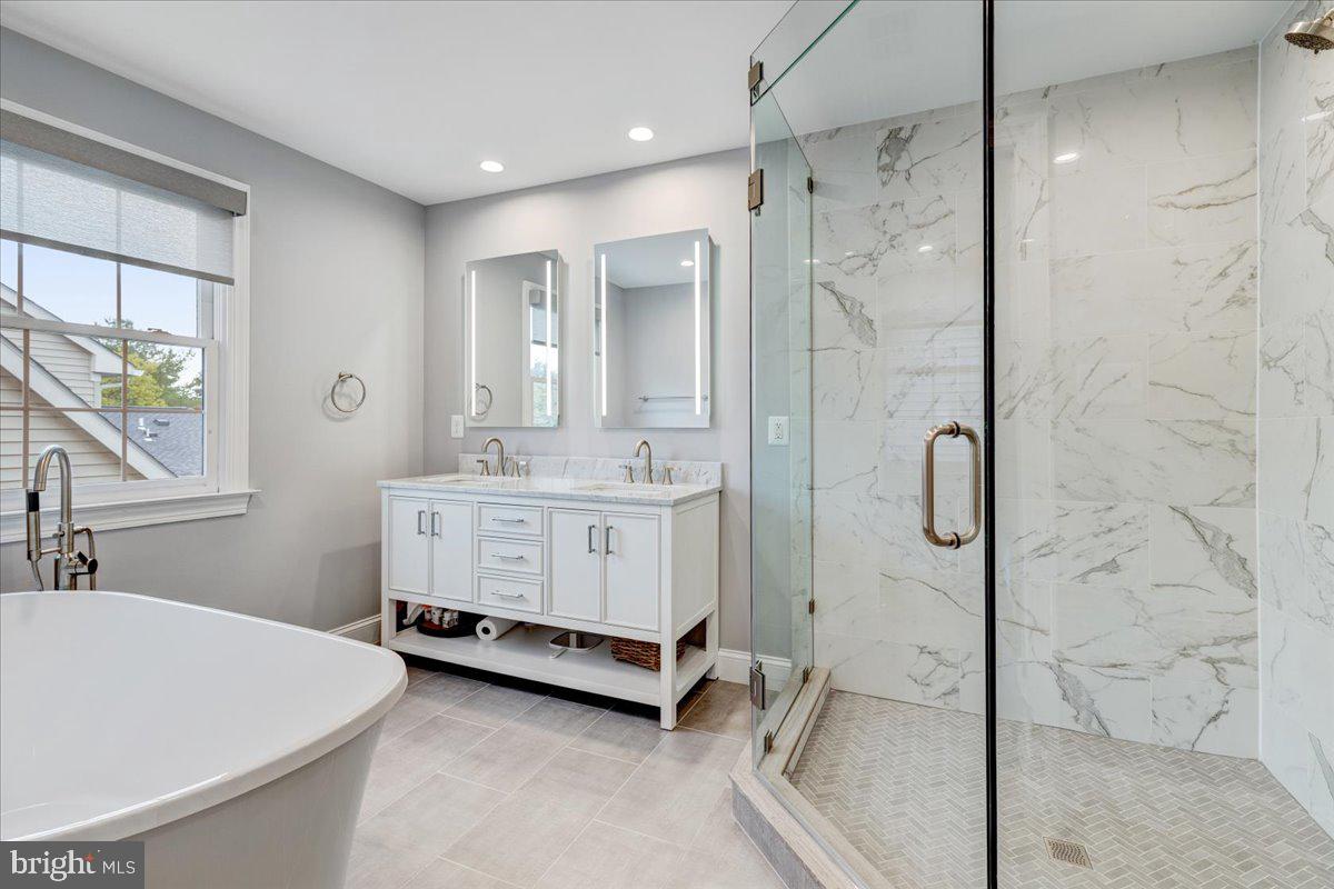 43501 Monarch Beach Square Leesburg, VA 20176 - Photo 35 of 43 a bathroom with a tub sink and mirror