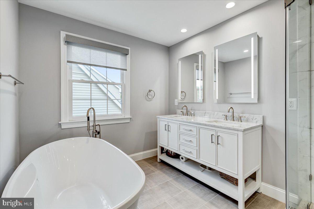 43501 Monarch Beach Square Leesburg, VA 20176 - Photo 36 of 43 a bathroom with a sink mirror and a bathtub