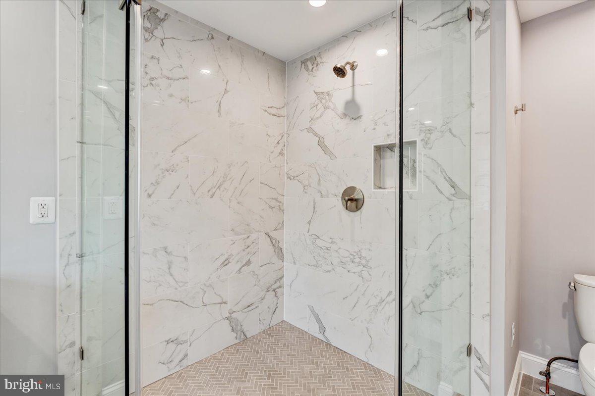 43501 Monarch Beach Square Leesburg, VA 20176 - Photo 37 of 43 a bathroom with a shower