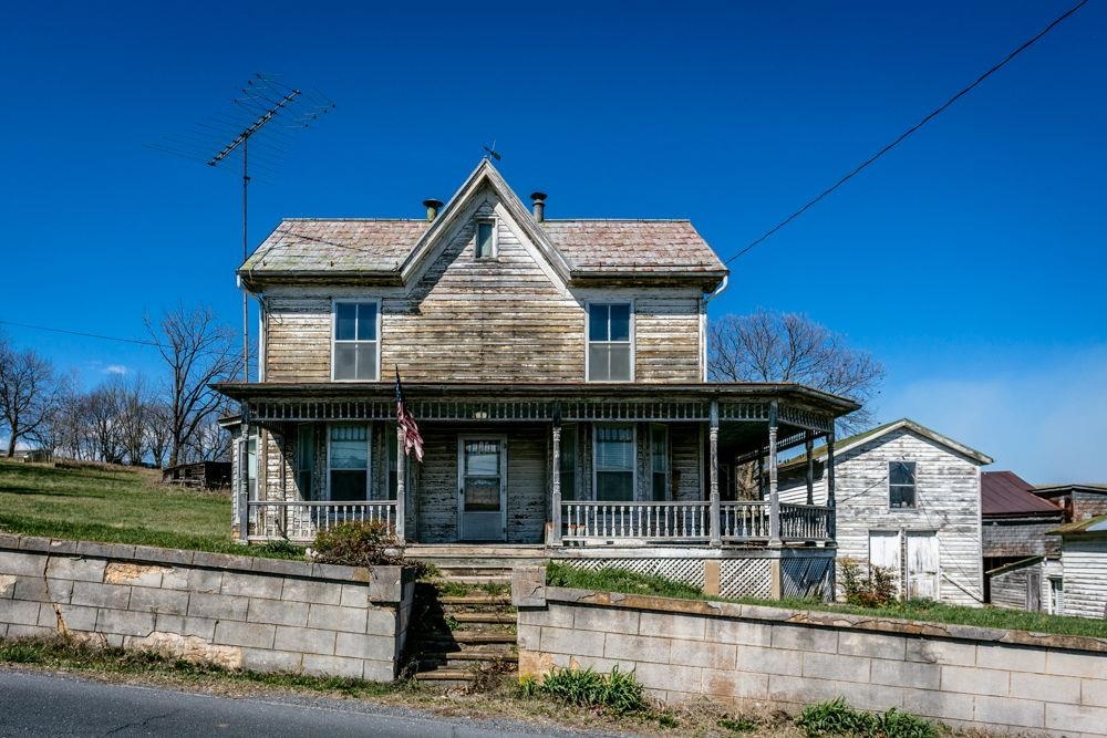 253 Church Street Timberville, VA 22853 - Photo 2 of 24 a front view of a house with garden
