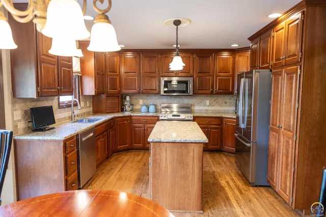 $527,850 | 3728 Southwest Stonybrook Drive, Topeka, KS 66610