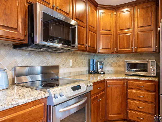 $527,850 | 3728 Southwest Stonybrook Drive, Topeka, KS 66610