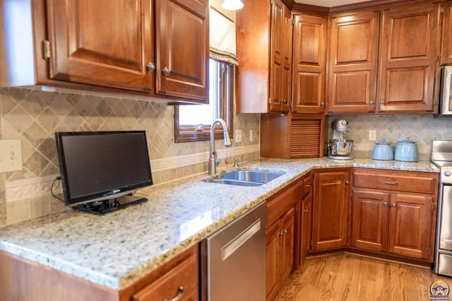 $527,850 | 3728 Southwest Stonybrook Drive, Topeka, KS 66610