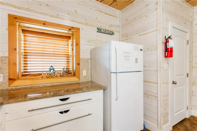 a view of entryway and kitchen