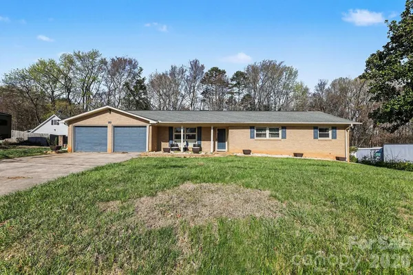 a view of front of a house with a yard