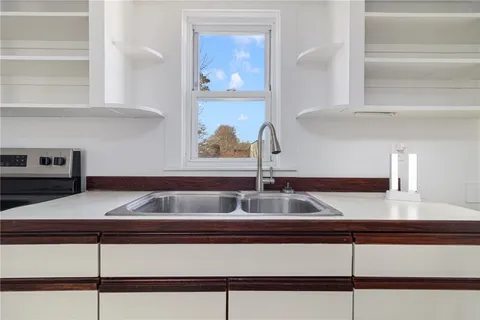 $459,500 | 1609 West Main Road, Middletown, RI 02842