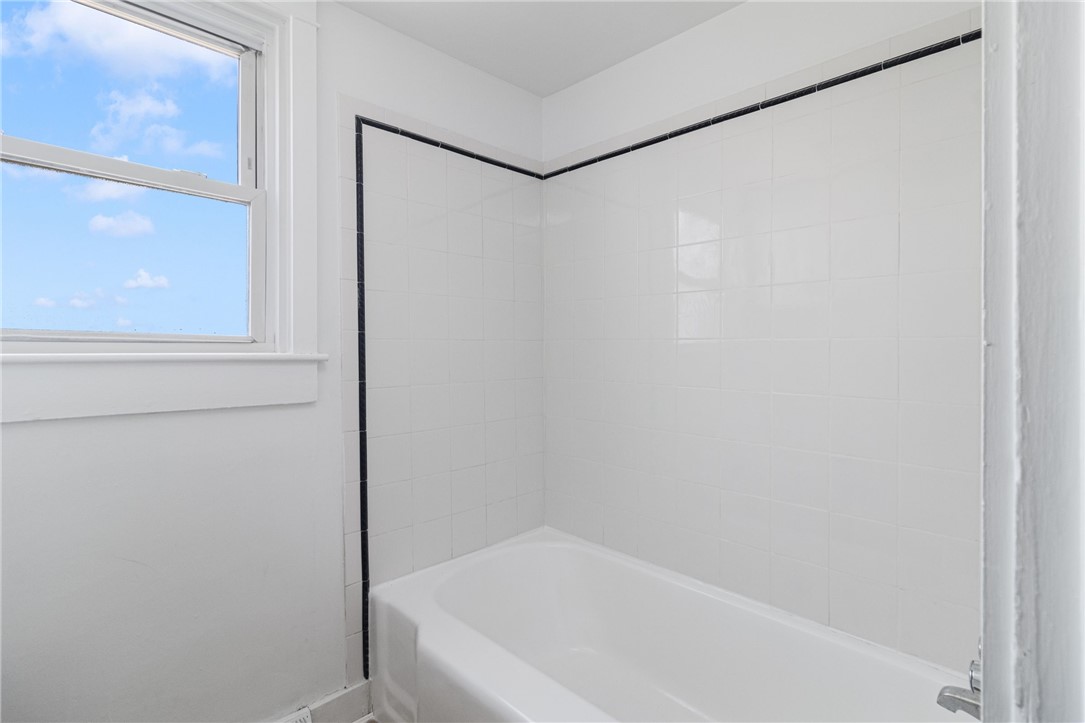 1609 West Main Road Middletown, RI 02842 - Photo 13 of 31 Bath