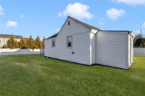 $459,500 | 1609 West Main Road, Middletown, RI 02842
