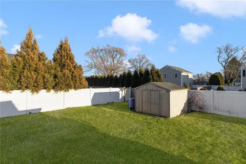 $459,500 | 1609 West Main Road, Middletown, RI 02842