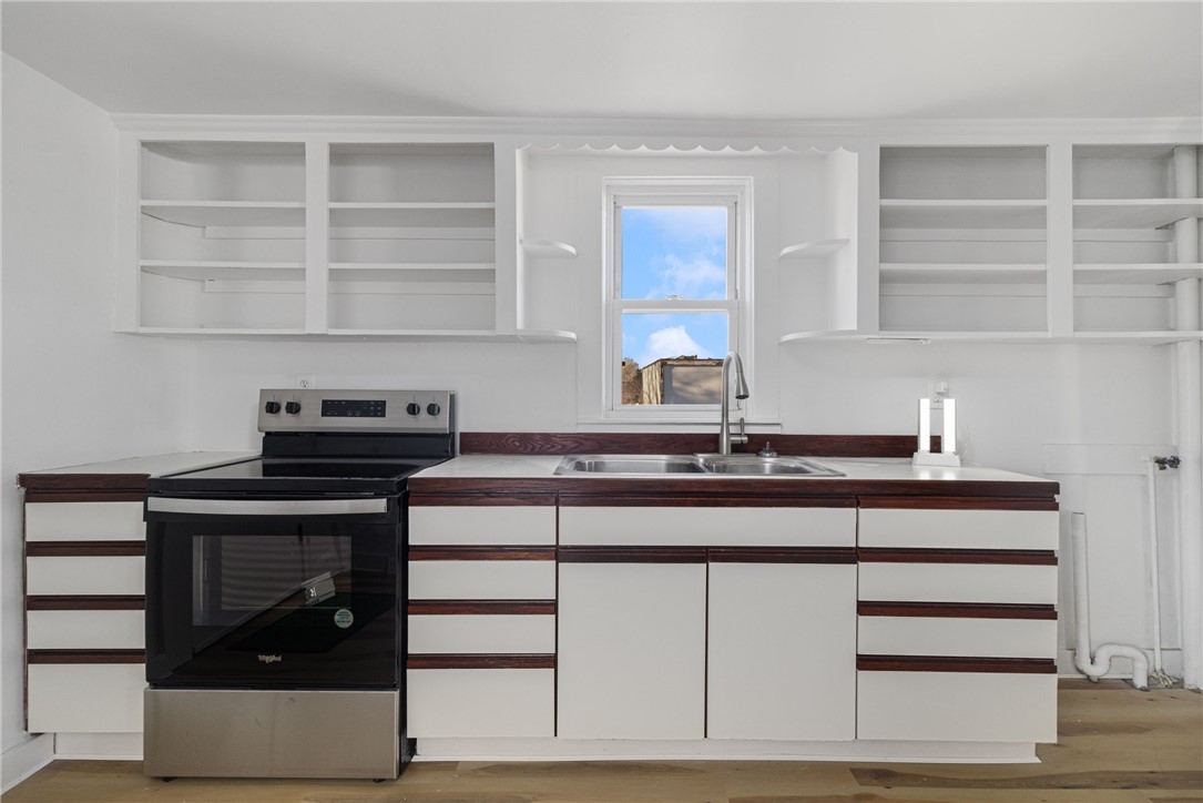 1609 West Main Road Middletown, RI 02842 - Photo 8 of 31 Kitchen