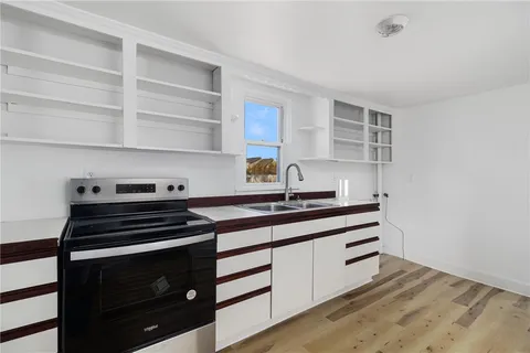 $459,500 | 1609 West Main Road, Middletown, RI 02842