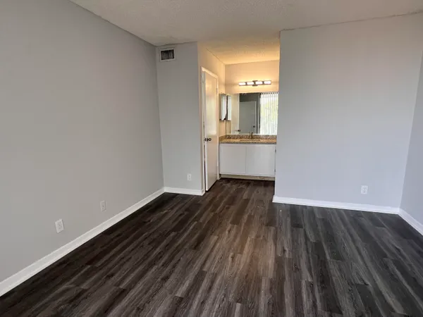 $1,650 | 718 Executive Center Drive, Unit 31, West Palm Beach, FL 33401
